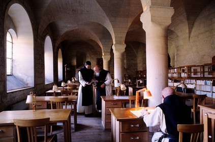 France, Drôme (26), Montjoyer, abbaye cistercienne Notre-Dame d'Aiguebelle, moines dans le scriptorium