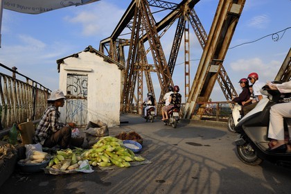 Vietnam, Hanoï, mini marché sur le Pont Long Bien anciennement pont Paul Doumer est reservé à la circulation des trains, des deux-roues et des piétons