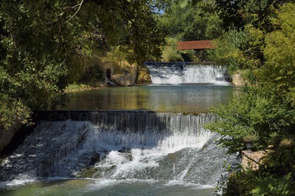 France, Var (83), Le Muy, Fondation Bernar Venet traversée par la rivière Nartuby et le pont-tube en arrière plan
