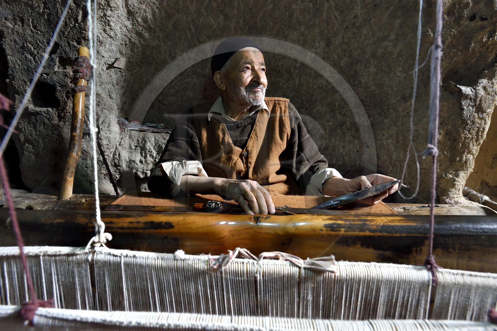 Iran, Province d'Ispahan, désert du Dasht-e Kavir, ville de Nain ou Na'in, Sayed Ali Mostapha, tisseur de laine de chameau de 85 ans dans son atelier souterrain à Mohammadiyeh Iran, Province d'Ispahan, désert du Dasht-e Kavir, ville de Nain ou Na'in, Sayed Ali Mostapha, tisseur de laine de chameau de 85 ans dans son atelier souterrain à Mohammadiyeh