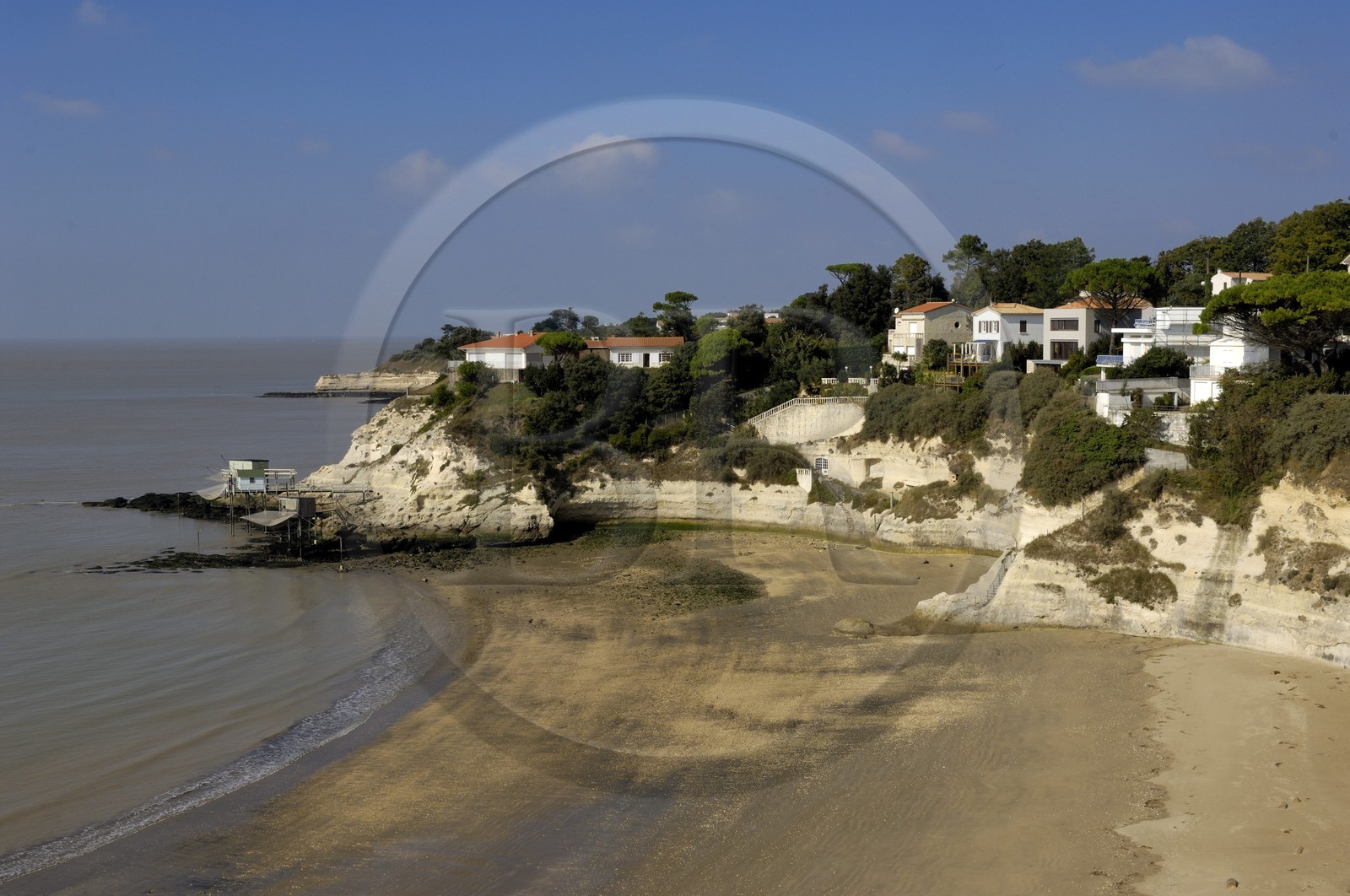 France, Charente-Maritime (17), Meschers-sur-Gironde, carrelets sur la plage de Cadet