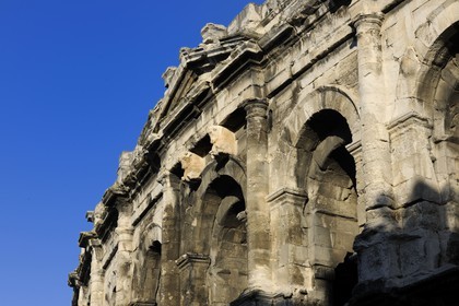 France, Gard (30), Nimes, les arènes, fronton orné de taureaux au dessus de la principale des quatres portes axiales