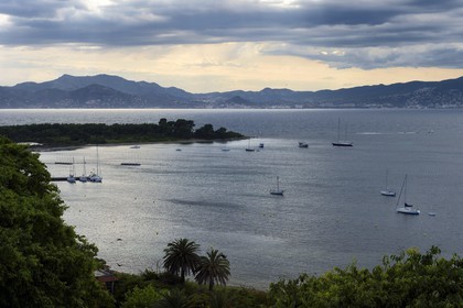 France, Alpes-Maritimes (06), Cannes, Iles de Lérins, ponton du port de l'IIe Sainte-Marguerite, vue sur la côte et Cannes