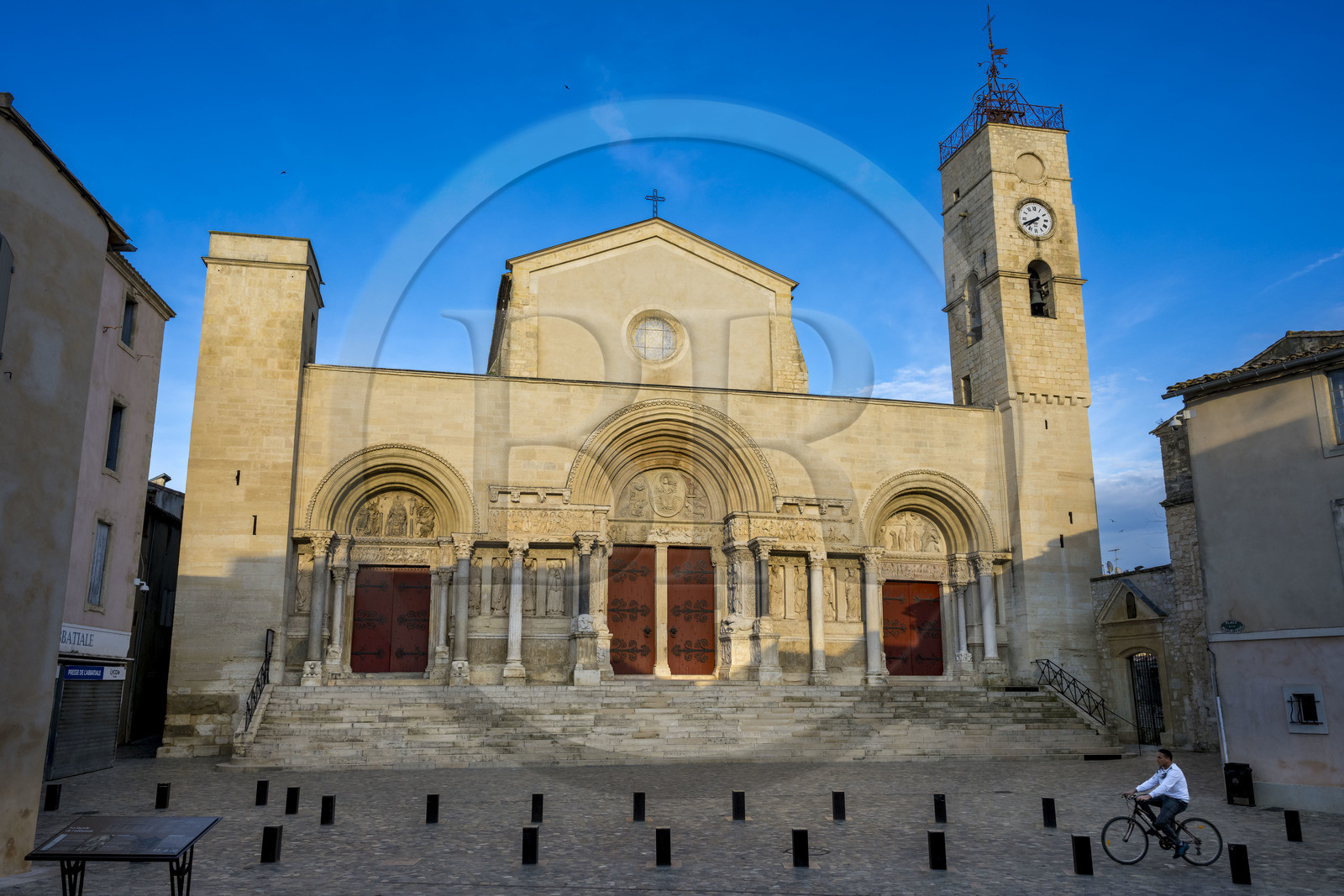 France, Gard (30), Saint-Gilles du Gard, église abbatiale de Saint-Gilles du XIIème-XIIIème siècle, classée Patrimoine Mondial de l'UNESCO au titre des chemins de Saint-Jacques de Compostelle en France, sculptures de la facade orientale de style art roman provencal