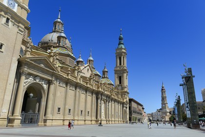 Spain, Aragon, Zaragoza, Plaza del Pilar, Basilica del Pilar (Our Lady of Pilar) and La Seo, San Salvador Cathedral in the background