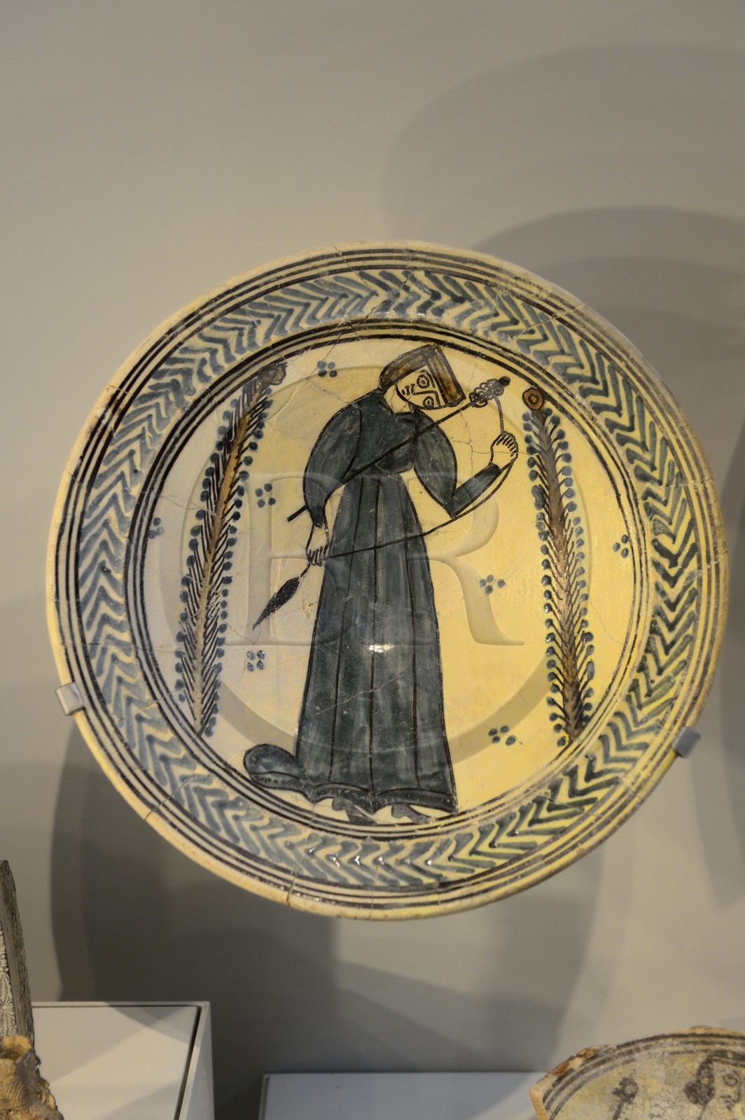 Israel, Jérusalem, quartier de Guivat Ram, musée d'Israel, departement d'archéologie, fragment de bol provenant de Syrie du nord décoré avec un chevalier tenant une épée, Acre, au 13ème siècle