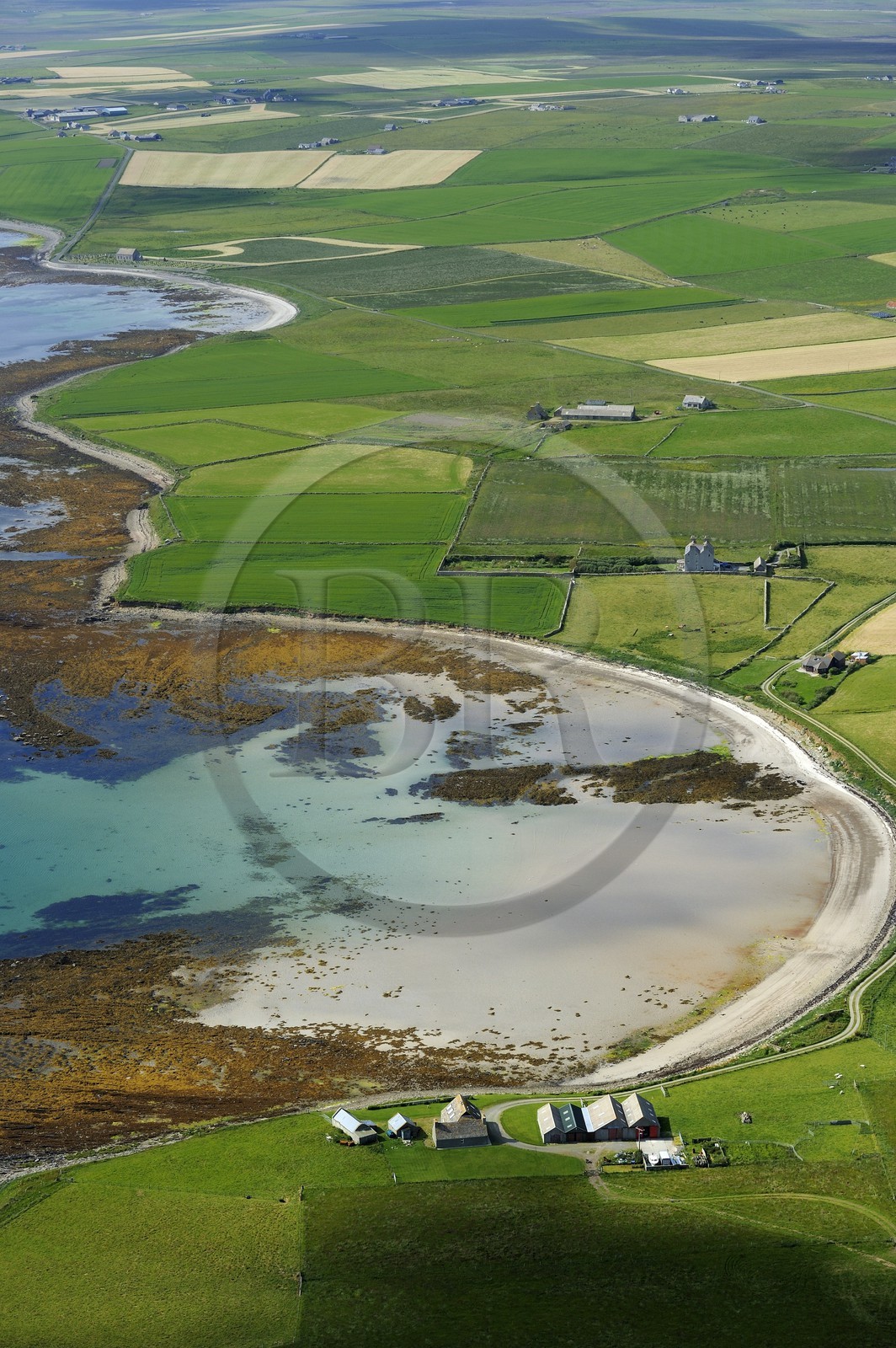 Royaume-Uni, Ecosse, Iles Orcades, Ile de Mainland, ferme en bordure de la Bay of Comquoy sur la côte Sud (vue aérienne)