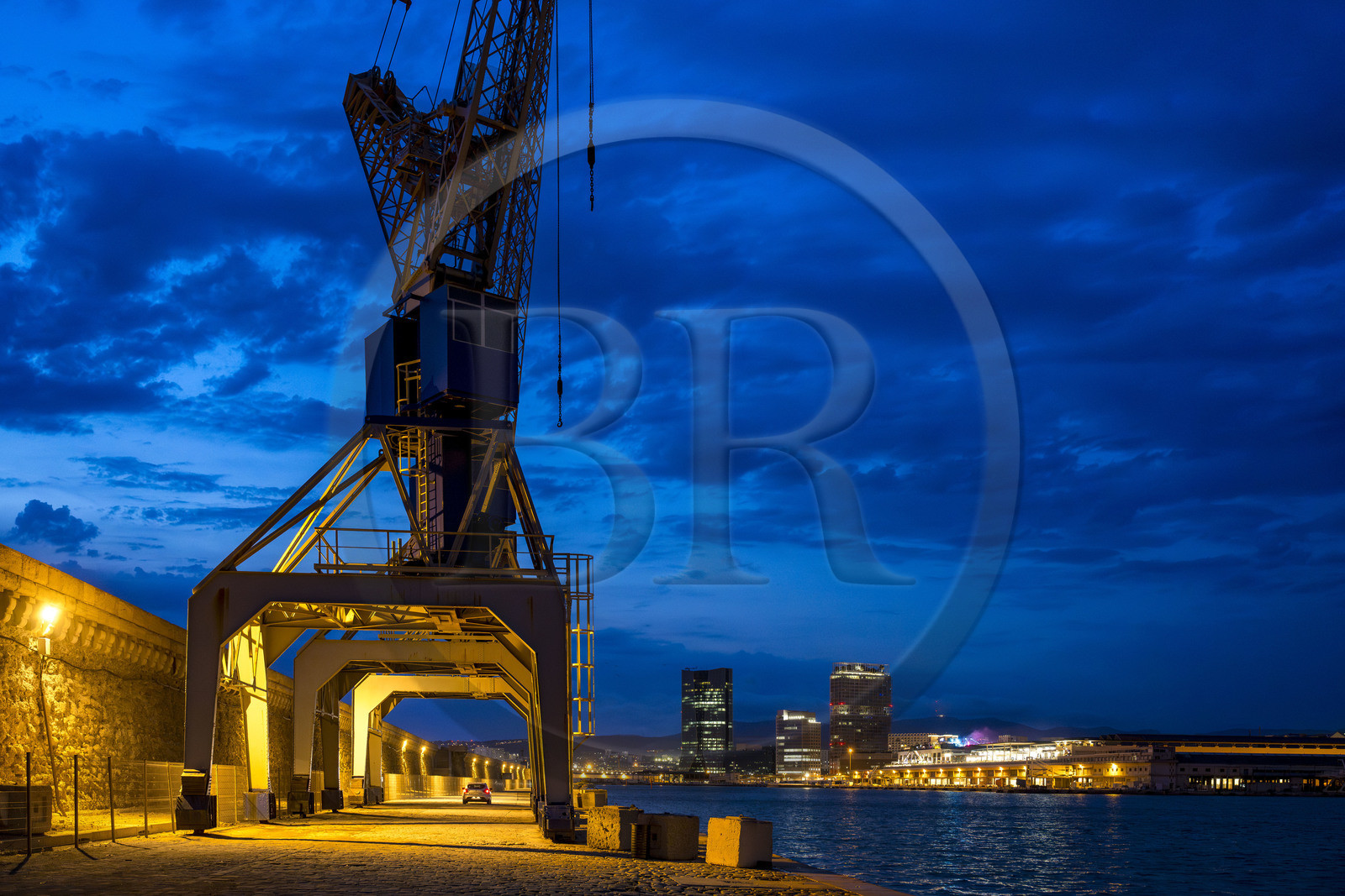 France, Bouches-du-Rhône (13), Marseille, Zone Euroméditerranée, Grand Port Maritime, les élégantes grues de la digue du large, la tour CMA CGM et tour La Marseillaise en arrière plan