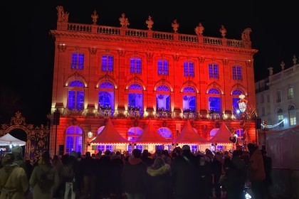 France, Meurthe-et-Moselle (54), Nancy, place Stanislas (ancienne Place Royale) lors de la fête de la Saint-Nicolas, classée Patrimoine Mondial de l'UNESCO, la Fanfare des Enfants du Boucher joue depuis l'Opera National de Lorraine