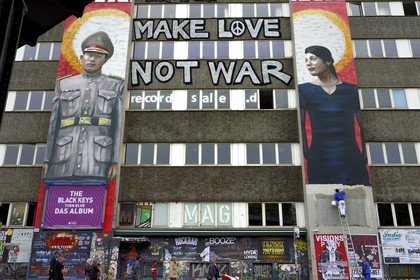 Germany, Berlin, Friedrichshain-Kreuzberg district, street art work above the Mag­net club at Oberbaum­brücke “Make Love, Not War”