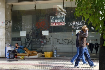 Espagne, Andalousie, Séville, Avenida de Menendez Pelayo, une des nombreuses victimes de la crise économique vivant dans la rue