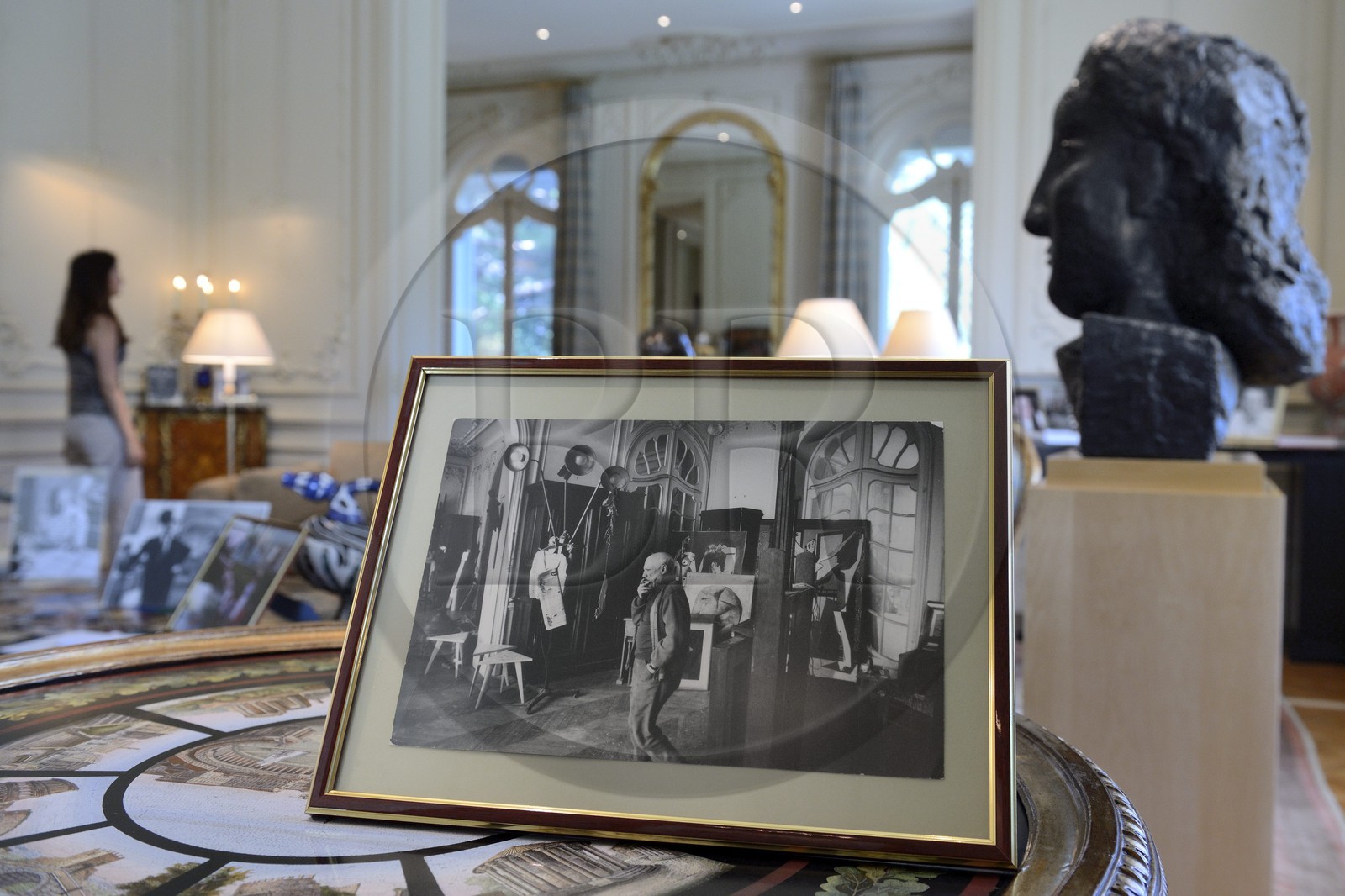 France, Alpes-Maritimes (06), Cannes, la villa La Californie où vécu Pablo Picasso, aujourd'hui renommé le Pavillon de Flore par Marina Picasso, photo de Pablo Picasso dans son atelier de La Californie devenu aujourd'hui le salon