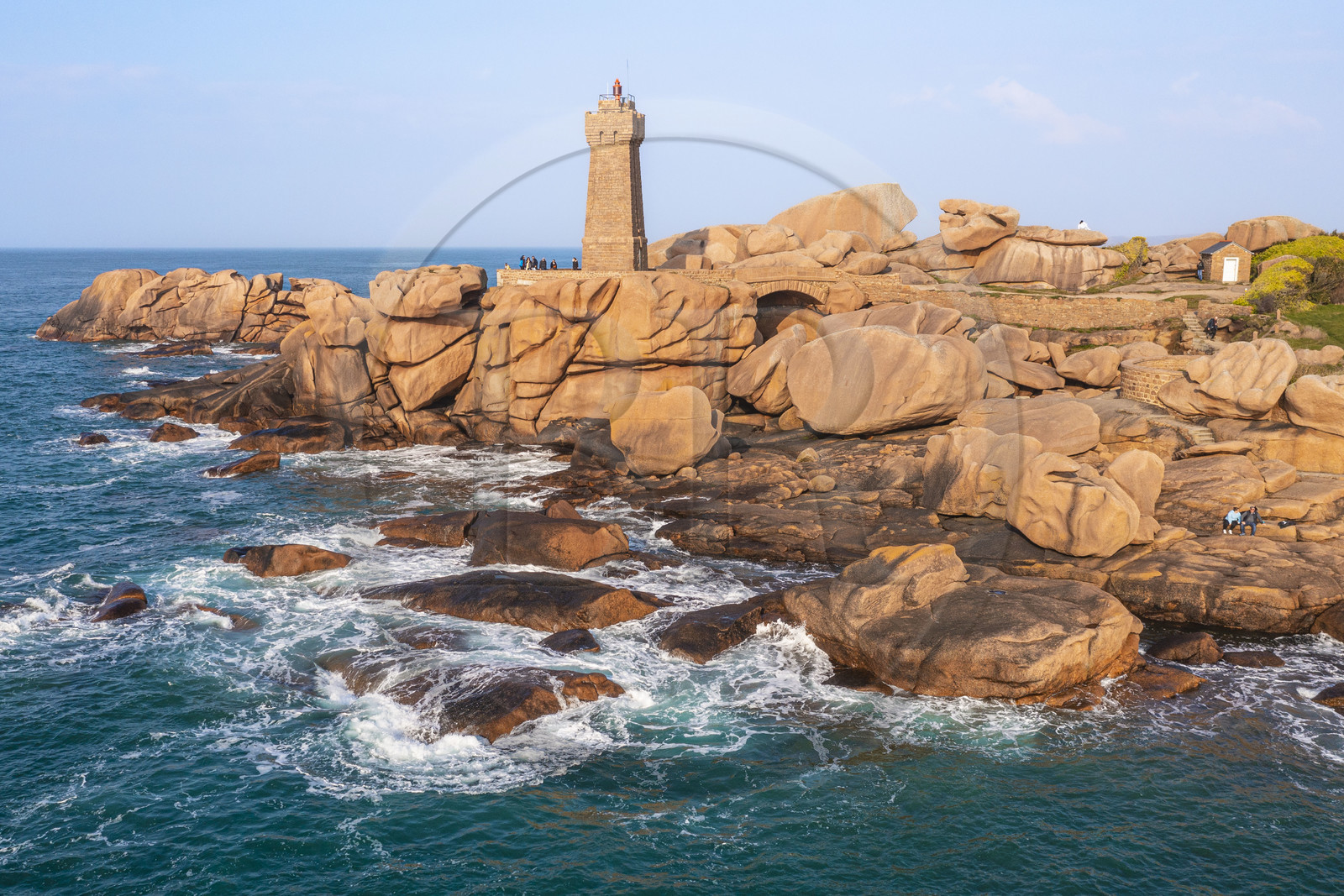 France, Côtes-d'Armor (22), Côte de Granit Rose, Perros-Guirec, Ploumanac'h, pointe de Skewell (Squéouel), le phare de Mean Ruz sur le sentier des Douaniers aussi chemin de Grande Randonnée GR 34 (vue aérienne)
