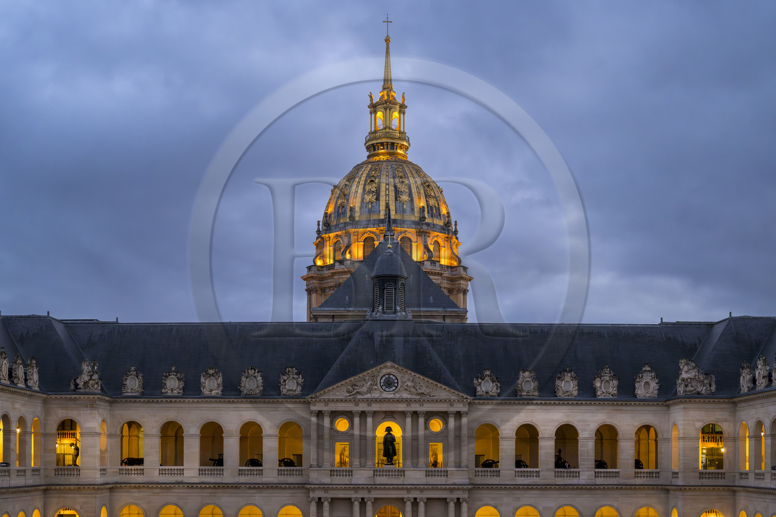 France, Paris (75), Hotel des Invalides, Musée de l'Armée, la cour d'Honneur et le dôme de la cathédrale Saint-Louis-des-Invalides en arrière plan, statue de Napoléon Ier en petit caporal de Charles Émile Seurre