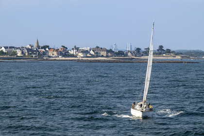 France, Morbihan (56), voilier en rade de Lorient et Larmor-Plage en arrière plan