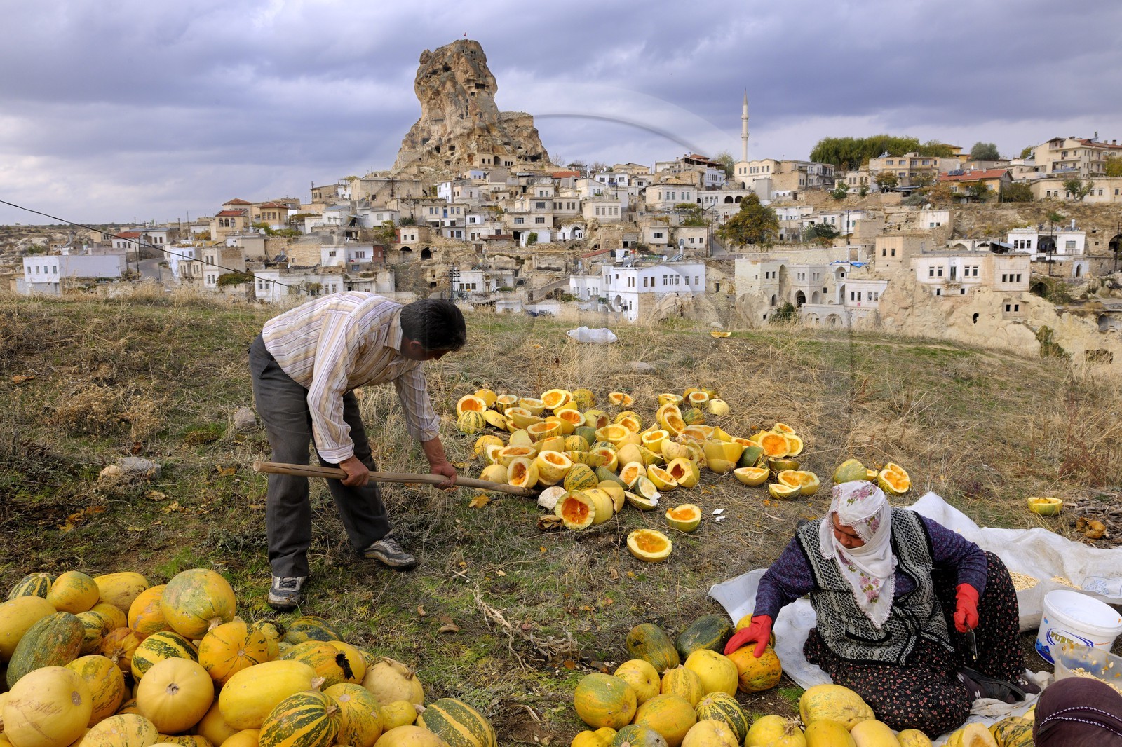 Turquie, Anatolie Centrale, province de Nevsehir, Cappadoce classée Patrimoine Mondial de l'UNESCO, village troglodytique d' Ortahisar, récupération des graines de pastèques