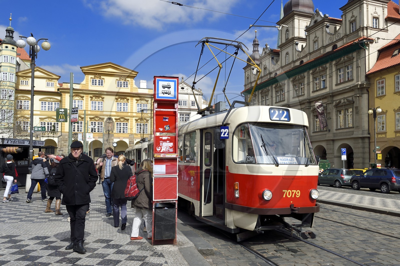 République Tchèque, Prague, centre historique classé Patrimoine Mondial de l'UNESCO, quartier Mala Strana, tramway sur la place Malostranske