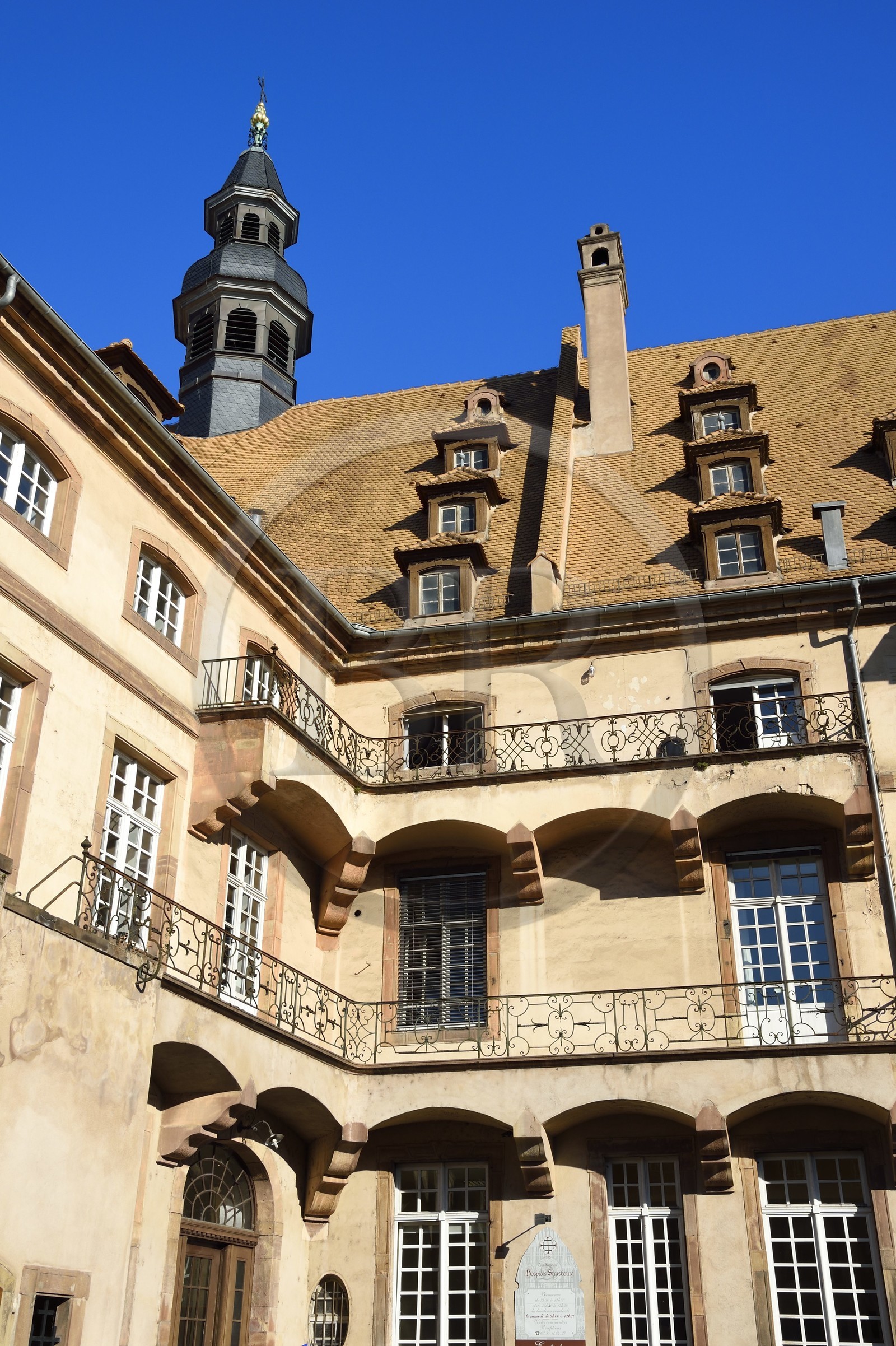 France, Bas-Rhin (67), Strasbourg, vieille ville classée au Patrimoine Mondial de l'UNESCO, l'Hopital Civil, site principal et historique des Hopitaux universitaires de Strasbourg, le batiment historique principal reconstruit au XVIIIe siècle