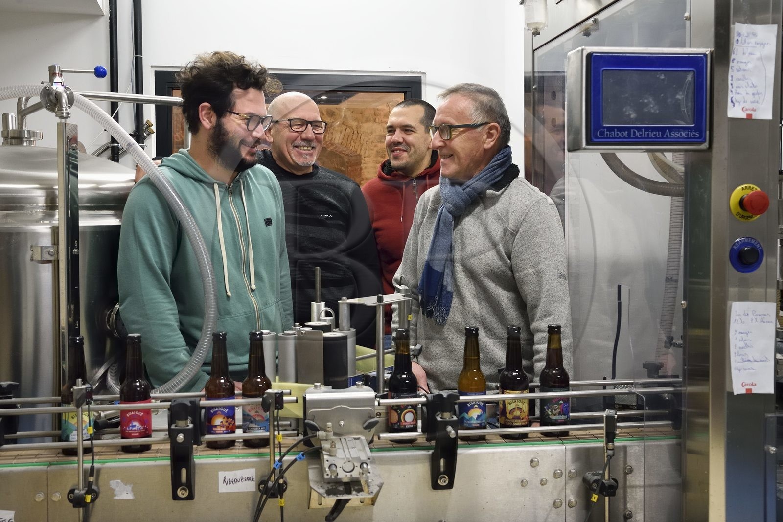 France, Haut-Rhin (68), Kaysersberg, Brasserie Bisaigue, le brasseur artisanal Thibaut Ancel (à gauche) propose des proposant des bières non filtrées et non pasteurisées