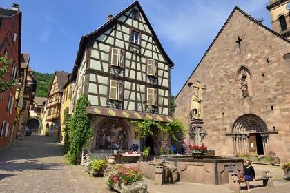 France, Haut-Rhin (68), Kaysersberg, statue de Saint Constantin sur la place du Vieux Marché et l'église Sainte Croix