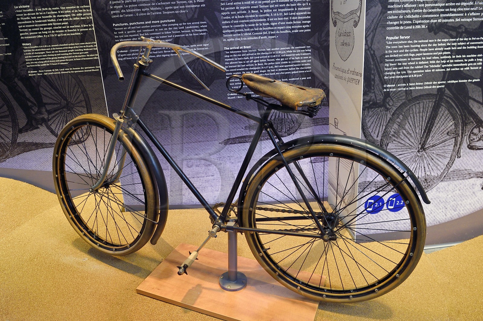 France, Puy-de-Dôme (63), Clermont-Ferrand, L'Aventure Michelin, musée retraçant toutes les activités du groupe Michelin, premier pneu démontable Michelin sur le vélo conduit par le champion Charles Terront dans la course Paris-Brest-Paris de septembre 1891 France, Puy-de-Dôme (63), Clermont-Ferrand, L'Aventure Michelin, musée retraçant toutes les activités du groupe Michelin, premier pneu démontable Michelin sur le vélo conduit par le champion Charles Terront dans la course Paris-Brest-Paris de septembre 1891