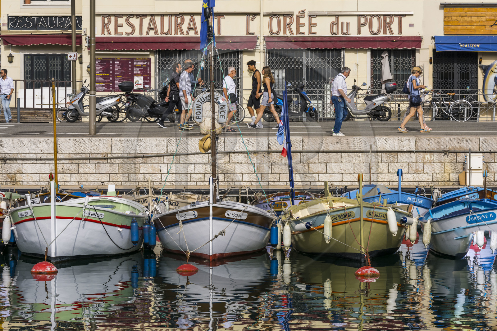 France, Alpes-Maritimes (06), Nice classée Patrimoine Mondial de l'UNESCO, le vieux port ou port Lympia, les pointus qui sont des bateaux de pêche traditionnels