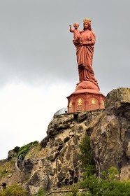 France, Haute-Loire (43), Le Puy-en-Velay, étape classée Patrimoine Mondial de l'UNESCO dans le cadre des chemins de Compostelle, la statue de Notre-Dame de France (de 1860) au sommet du Rocher Corneille