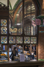 Espagne, Catalogne, Barcelone, Palau de la Musica Catalana (palais de la musique catalane), salle de concert dessinée par l'architecte du modernisme catalan Lluis Domènech i Montaner, site classé au Patrimoine Mondial de l'UNESCO,  le restaurant dans le foyer