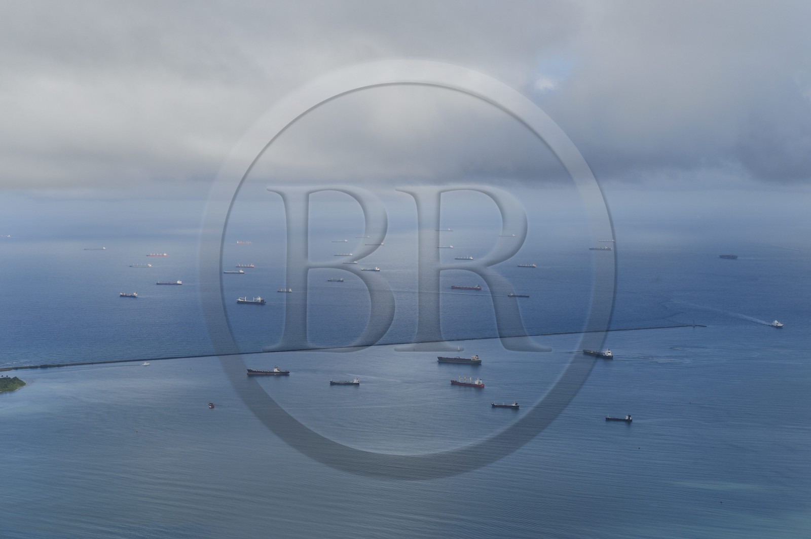 Panama, province de Colon, la baie Limon (Bahia Limon) dans la mer des Caraïbes à la sortie du Canal de Panama coté Atlantique procure un mouillage pour les navires en attente de transit (vue aérienne)