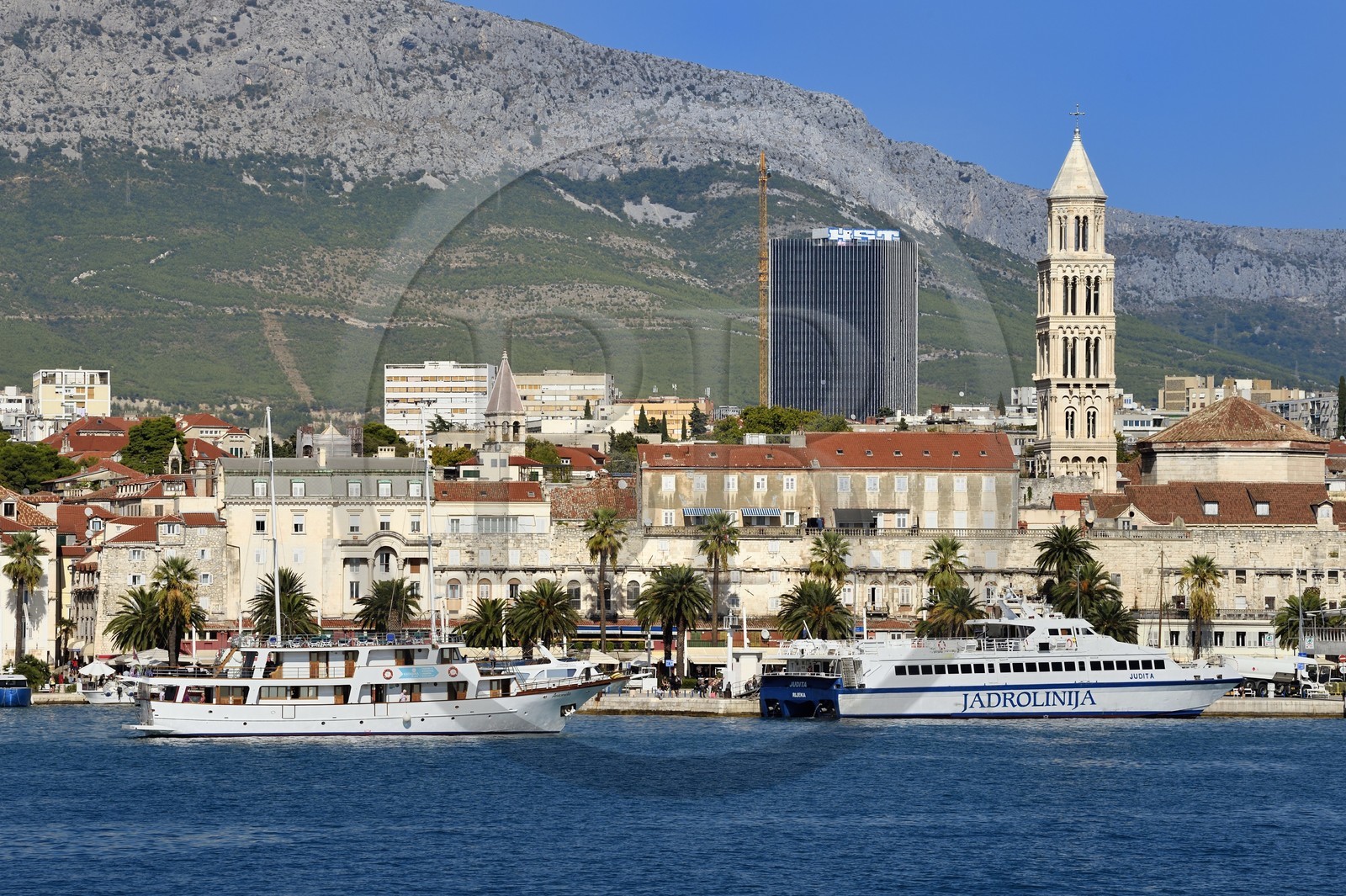 Croatie, Dalmatie, cote dalmate, Split, la vieille ville romaine classée Patrimoine Mondial de l'UNESCO et le port