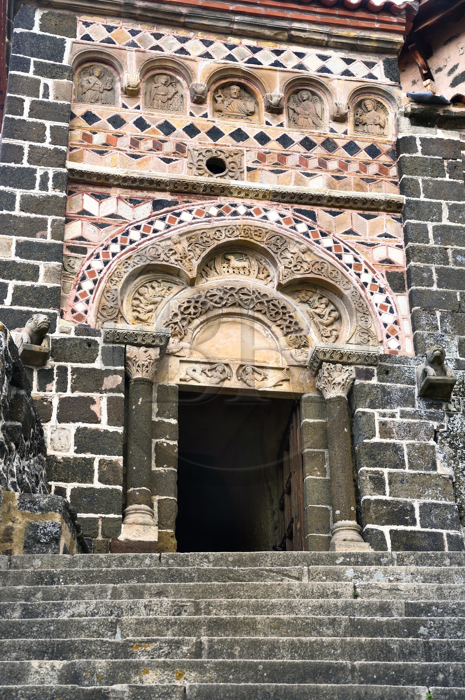 France, Haute-Loire (43), Aiguilhe, commune limitrophe du Puy-en-Velay, étape classée Patrimoine Mondial de l'UNESCO dans le cadre des chemins de Compostelle, la Chapelle Saint-Michel d'Aiguilhe, le portail surmonté d'un arc trilobé et de mosaïques de pierres polychromes