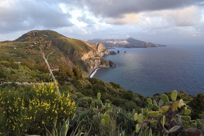 Italie, Sicile, iles Eoliennes, classées Patrimoine Mondial de l'UNESCO, Ile de Lipari, les falaises de la côte Sud-Ouest de l'île à Quattrocchi face à l'Ile de Vulcano en arrière plan