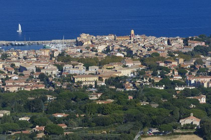 France, Var (83), Saint-Tropez et la chapelle sainte-Anne au premier plan à droite (vue aérienne)