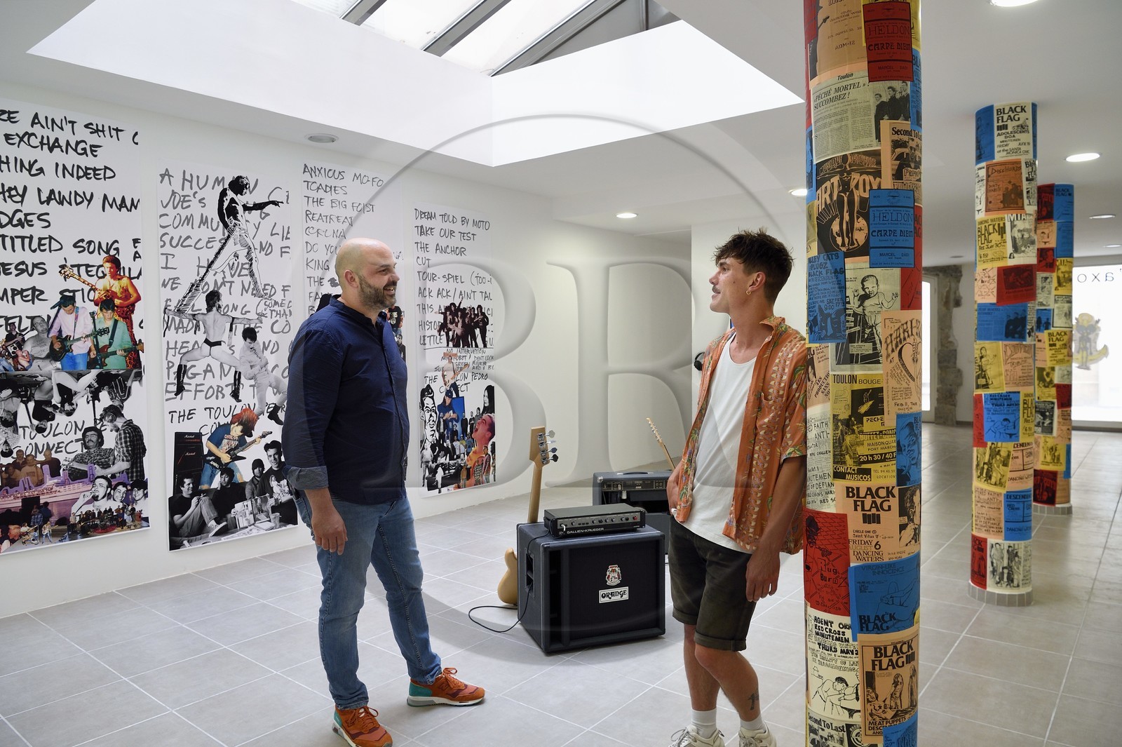 France, Var (83), Toulon, ancien quartier du petit Chicago devenu quartier des Arts, Galerie l'Axolotl, Julien Carbone directeur du Port des Créateurs à gauche et l'artiste Leo Fourdrinier