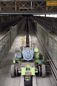 France, Puy-de-Dôme (63), Clermont-Ferrand, Pistes d'essai de l'usine Michelin de Cataroux, des chariots lestés de plomb y faisaient d'incessants va-et-vient pour tester les pneus