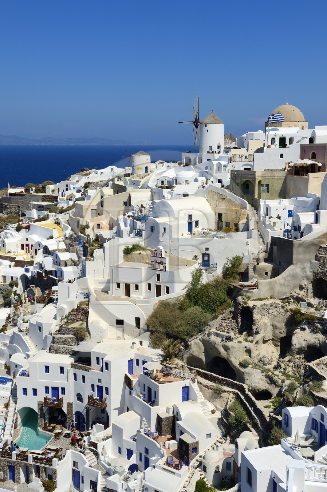 Grèce, Les Cyclades, mer Égée, île de Santorin (Thira ou Théra), moulin à la pointe nord ouest du village de Oia