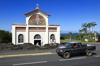 France, Ile de la Reunion, Piton-Sainte-Rose , l'église Notre-Dame-des-Laves épargnée par la coulée de lave aujourd’hui solidifiée qui s’est arrêtée sur son porche lors d’une éruption du volcan du Piton de la Fournaise survenue en 1977