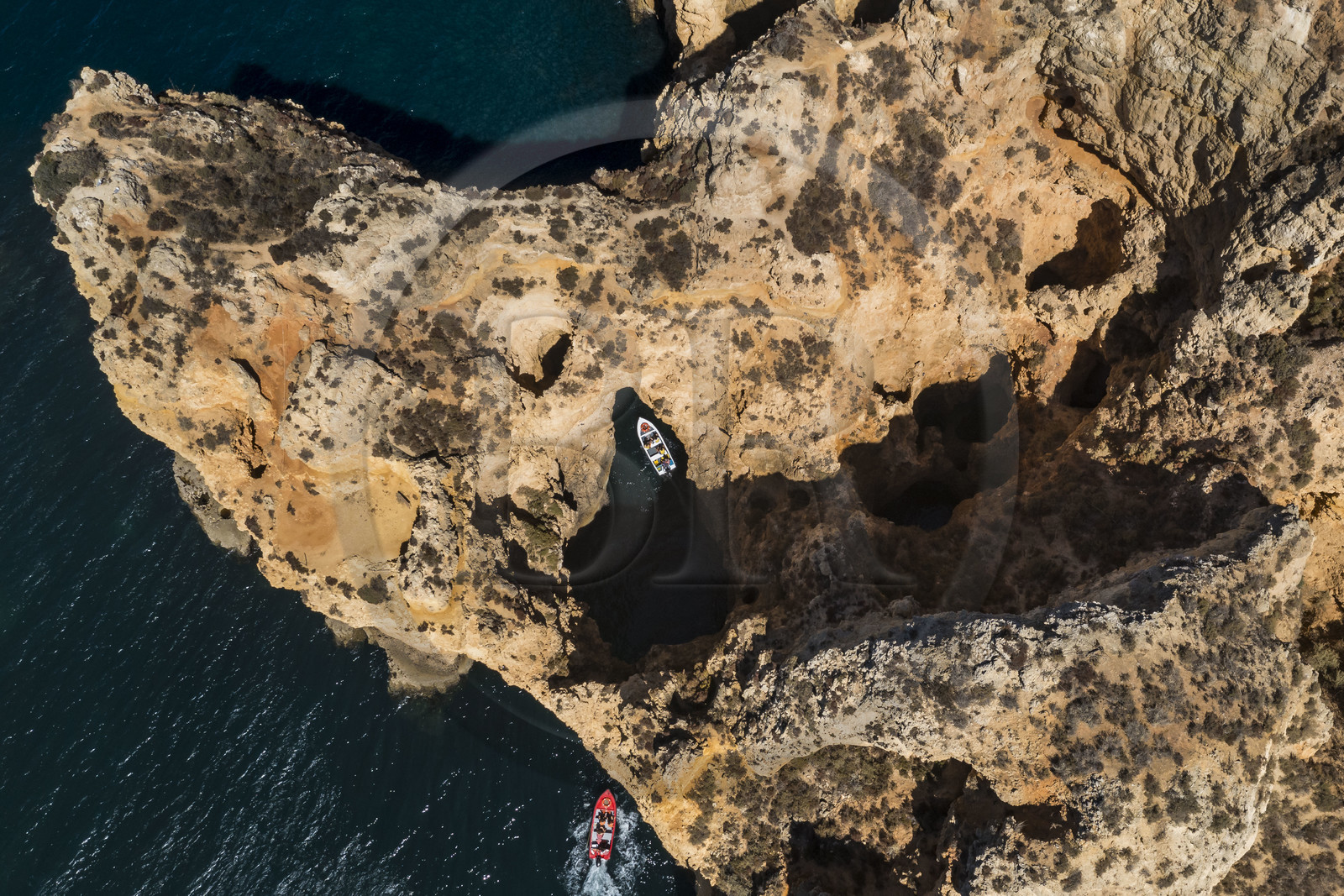 Portugal, Algarve, Lagos, découverte en bateau des grottes dans les falaises escarpées de la Ponta da Piedade (vue aérienne)