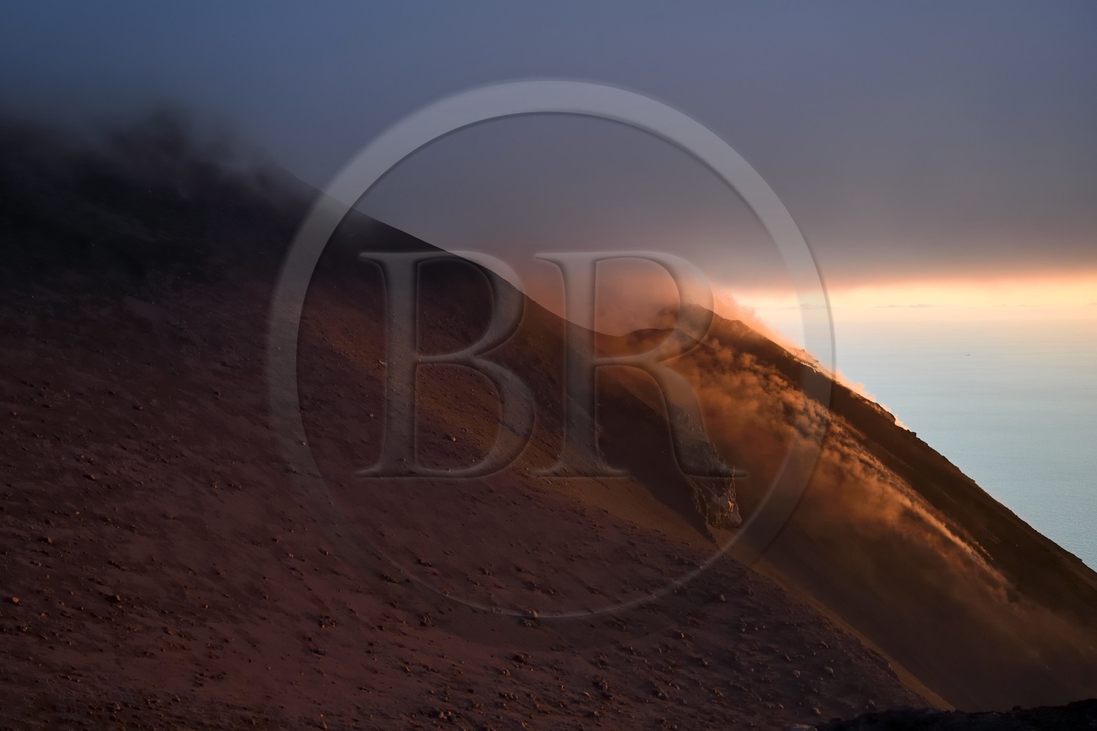 Italie, Sicile, iles Eoliennes, classées Patrimoine Mondial de l'UNESCO, ile de Stromboli, fumerolles d'une éruption et chute de bombes de lave sur les pentes du volcan actif au coucher de soleil