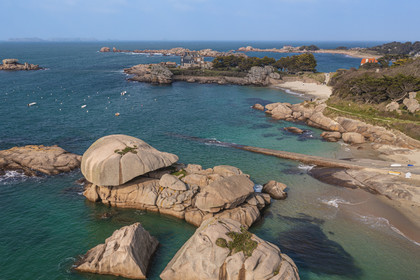 France, Côtes-d'Armor (22), Côte de Granit Rose, Trégastel, Plage de Ker ar Vir que longe le chemin de Grande Randonnée GR 34, maison de la famille Roux en arrière plan (vue aérienne)