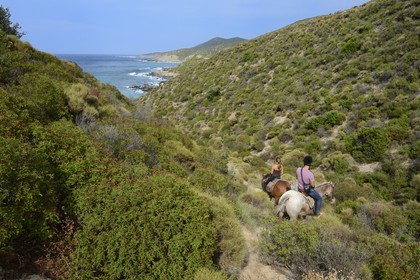 France, Haute-Corse (2B), Nebbio, Punta di l’Acciolu (Acciola), cavaliers en randonnée dans le désert des Agriates