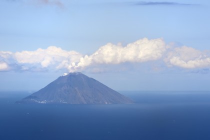 Italie, Sicile, iles Eoliennes, classées Patrimoine Mondial de l'UNESCO, ile de Stromboli, de la fumée sort du volcan en activité