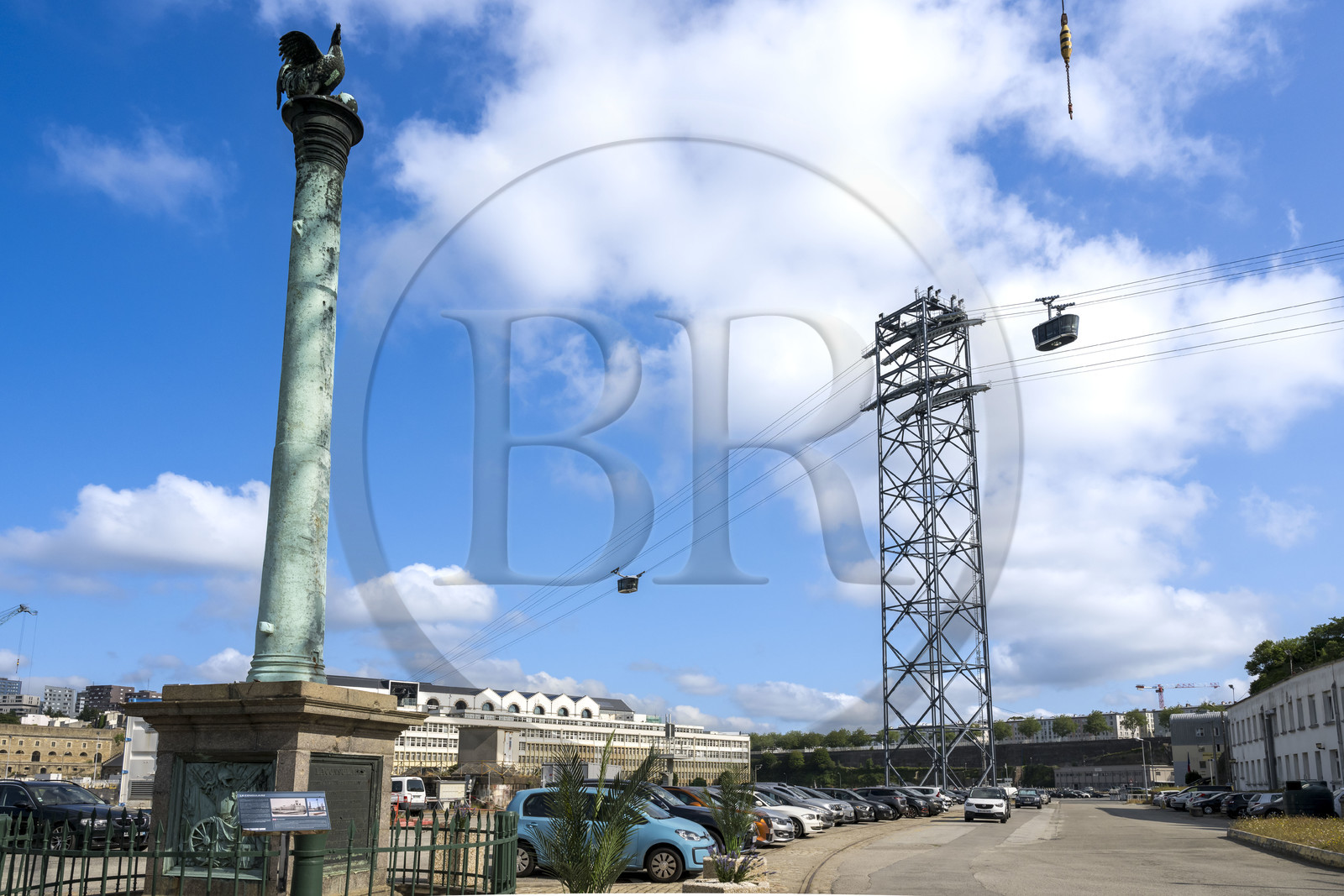 France, Finistère (29), Brest, l'arsenal, le port militaire est une base navale de la Marine nationale, La Consulaire pièce de canon érigée en colonne votive et le téléphérique urbain de Brest entre les deux rives de la Penfeld