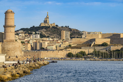 France, Bouches-du-Rhône (13), Marseille, le Fort Saint-Jean à gauche, l’abbaye Saint-Victor au centre et la Citadelle de Marseille (Fort Saint-Nicolas) à droite, la basilique Notre Dame de la Garde en arrière plan