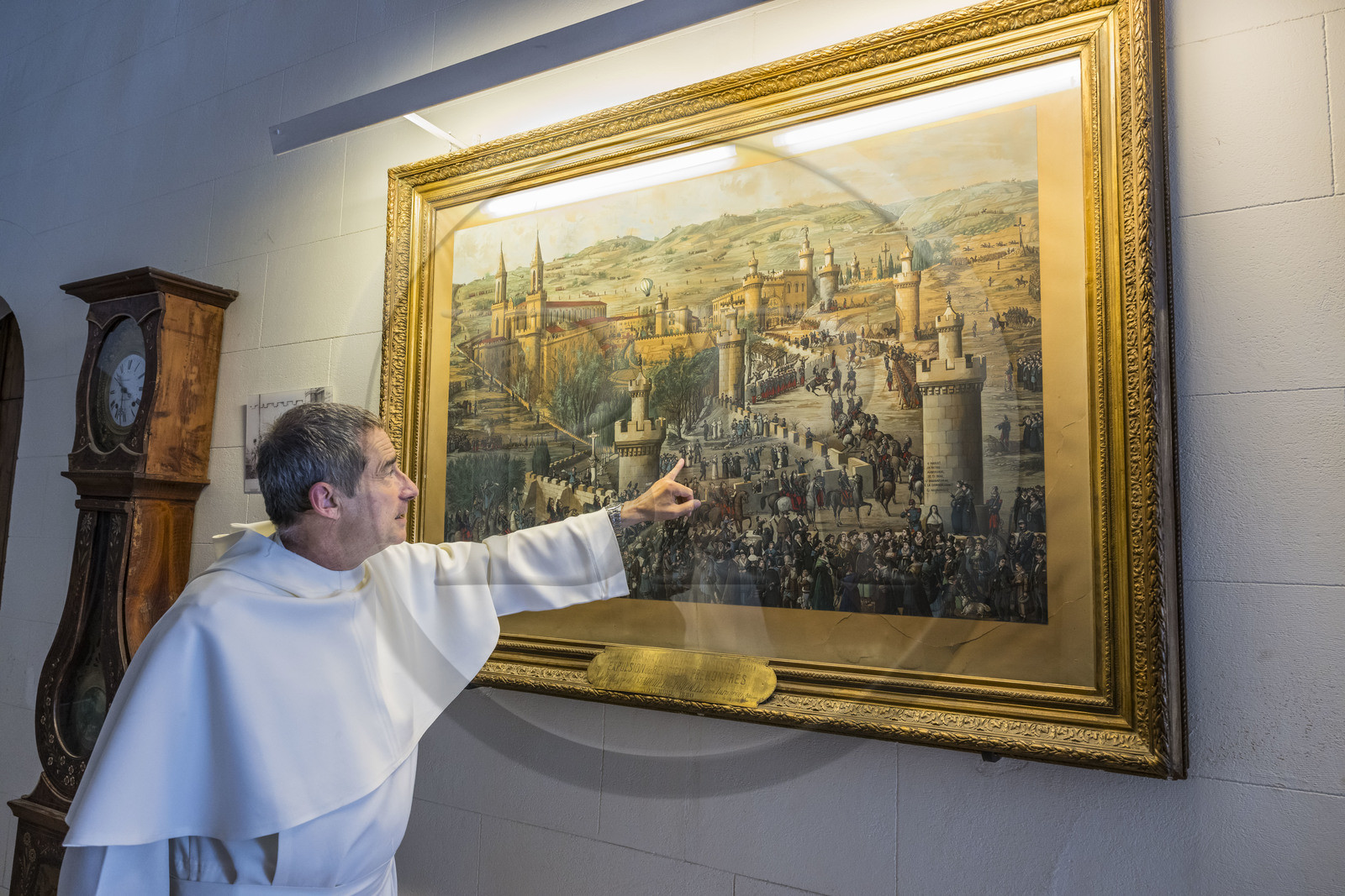 France, Bouches-du-Rhône (13), Tarascon, La Montagnette, abbaye Saint-Michel de Frigolet (XIIe siècle), la Vierge Marie au bout de l'allée arborée