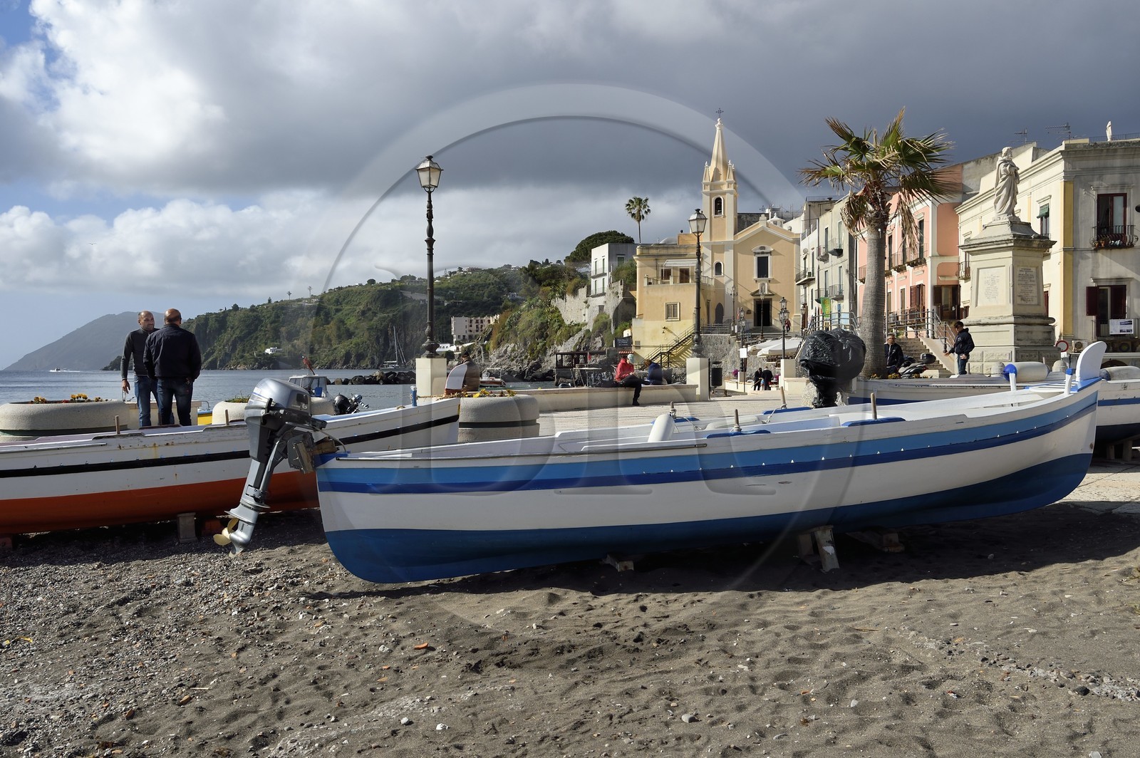 Italie, Sicile, iles Eoliennes, classées Patrimoine Mondial de l'UNESCO, Ile de Lipari, Lipari, le port de pêche de Marina Corta et l'église San Giuseppe