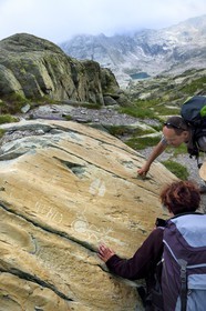 France, Alpes-Maritimes, parc national du Mercantour (Mercantour National Park), the Vallee des Merveilles (Valley of Wonders) scattered with thousands of rupestral engravings of the Bronze Age, Pas de l'Arpette (Arpette pass), the engraving called the zigzag arm Anthropomorphous, a checkerboard-like figure that could symbolize cultivated fields left and two daggers