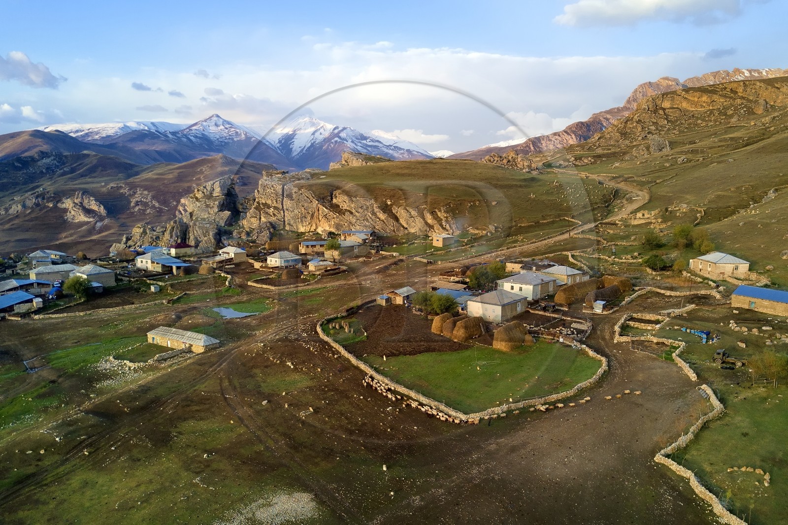 Azerbaïdjan, région de Quba (Guba), chaine de montagne du Grand Caucase, village de Giriz à l'aube (vue aérienne)