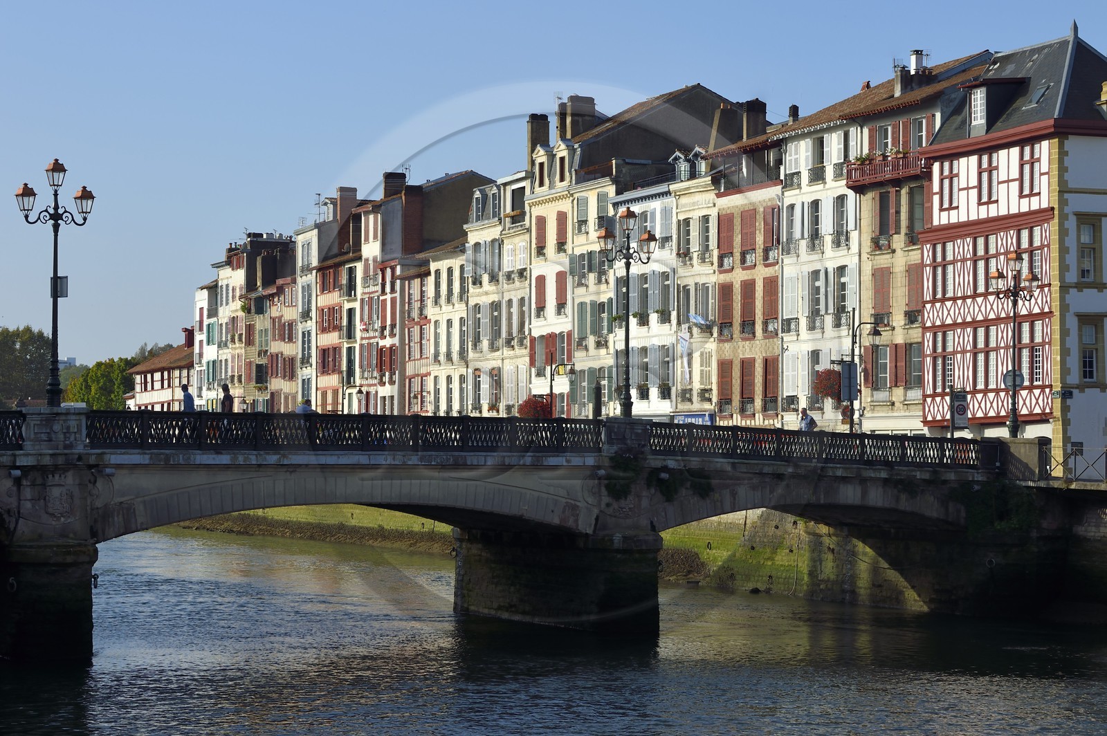 France, Pyrénées-Atlantiques (64), Pays-Basque, Bayonne, immeubles du quai Amiral Jaureguiberry et le pont Pannecau sur la rivière Nive