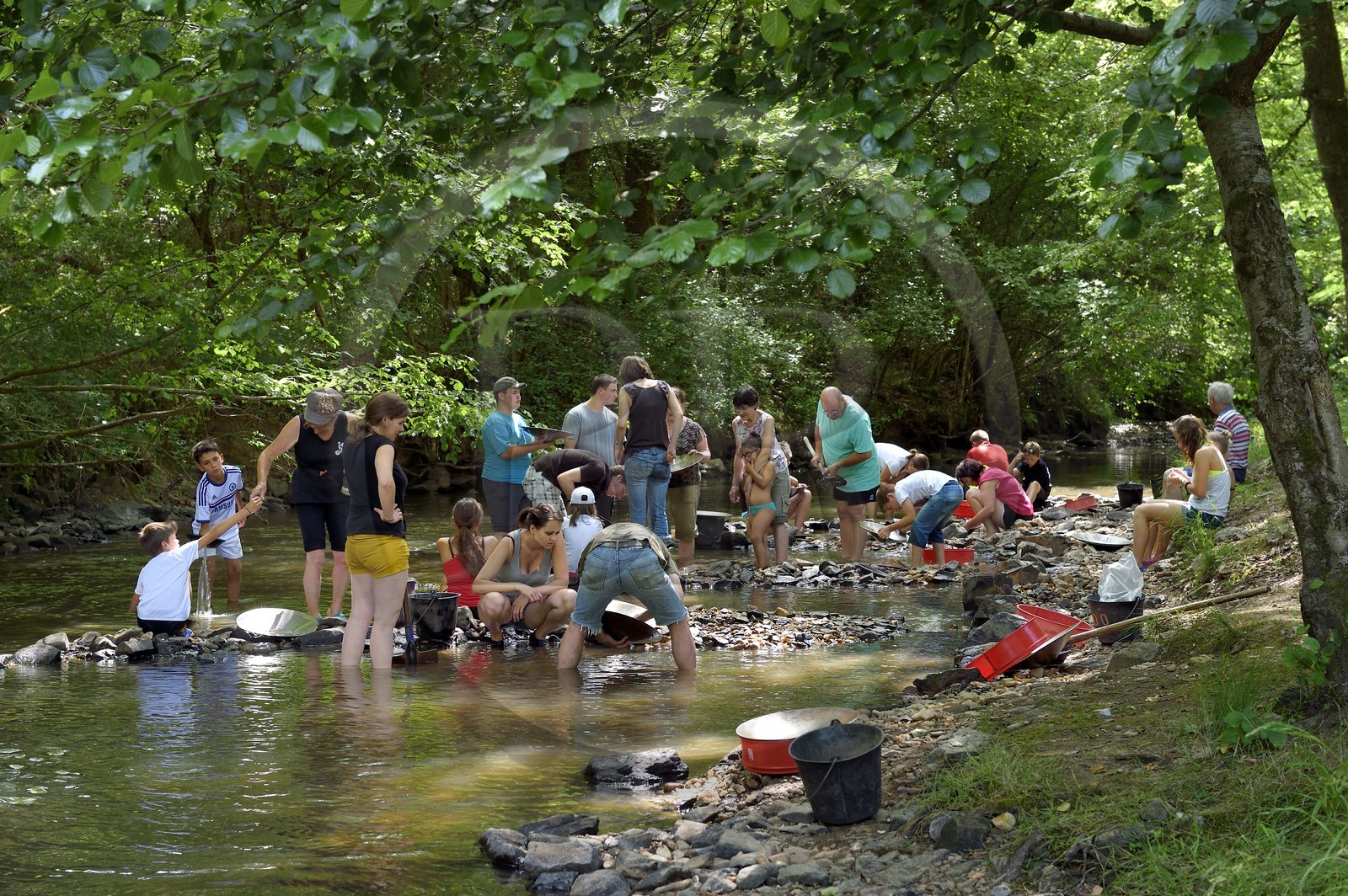 France, Dordogne (24), région de Jumilhac-le-Grand, orpaillage dans la rivière l'Isle vers Tindeix